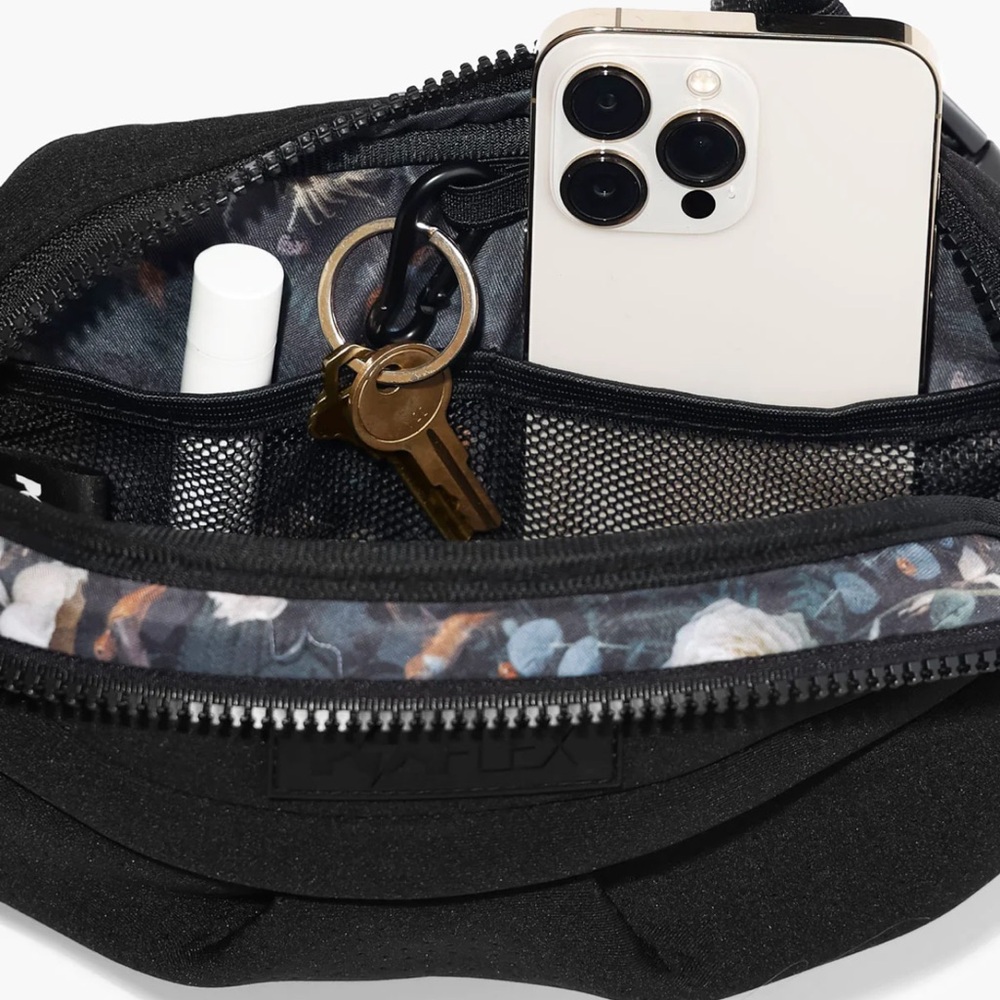 Pop flex belt bag in black, never used but unable to return